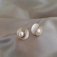 Luxurious earrings with white opal and pearl in gold