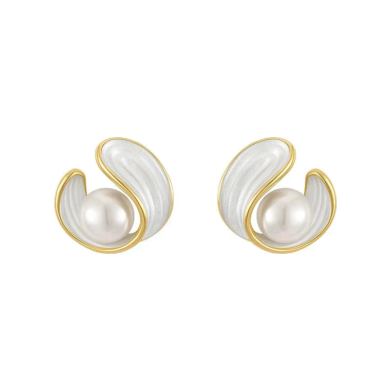 Luxurious earrings with white opal and pearl in gold