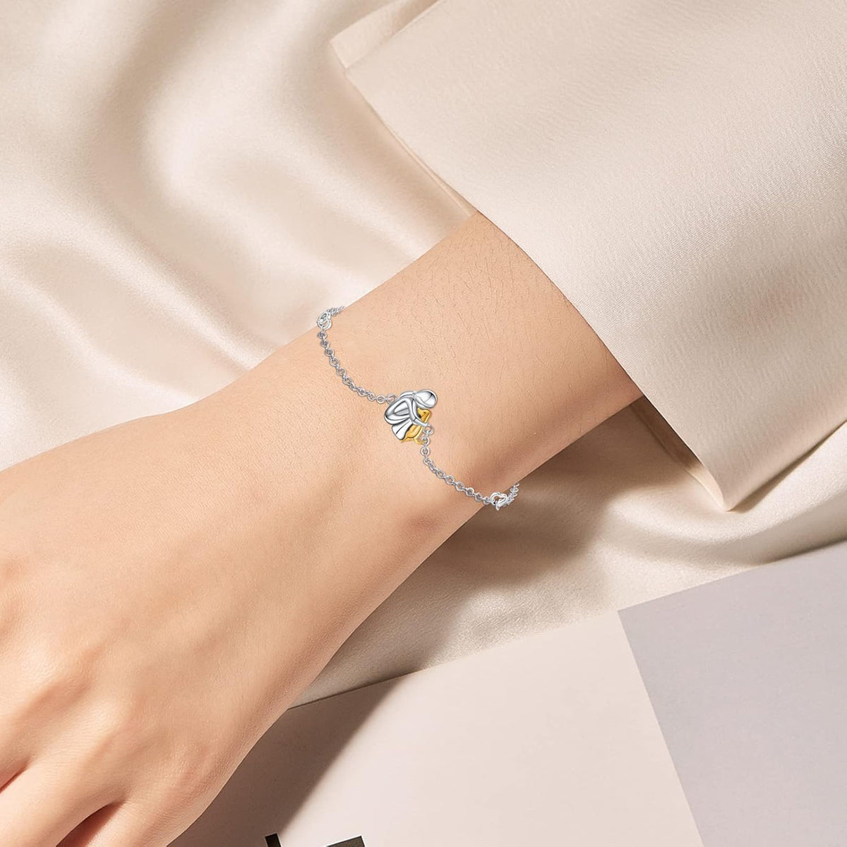 Adjustable charm bracelet