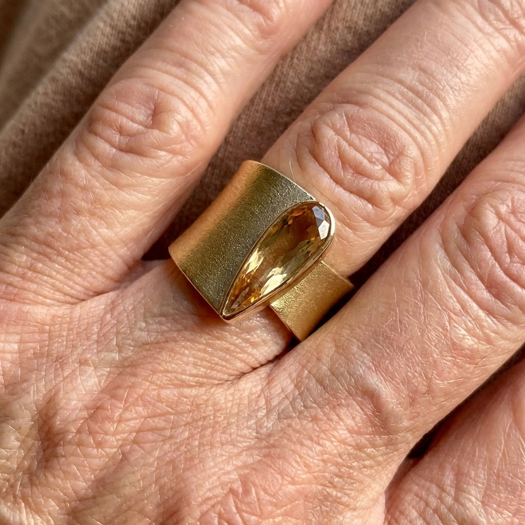 Elegant Retro Gold Plated Teardrop Zirconia Inlaid Wide Band Ring