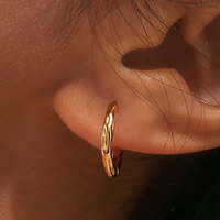 Loïs Hammered Huggie Hoops 15 mm Gold