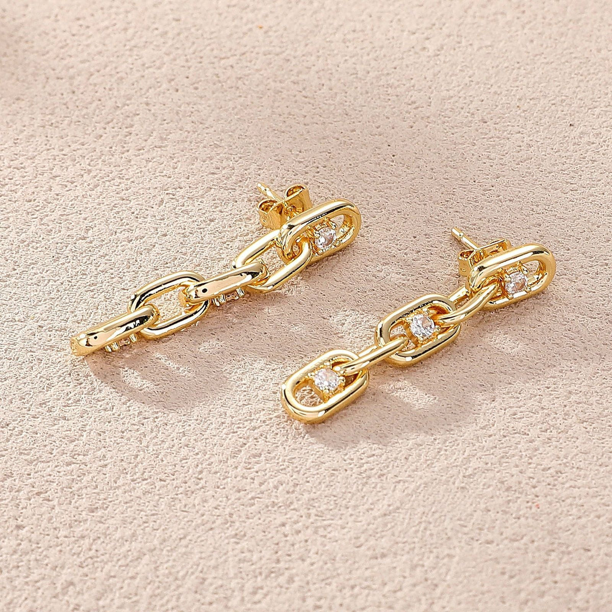 Elegant zirconia chain earrings in gold