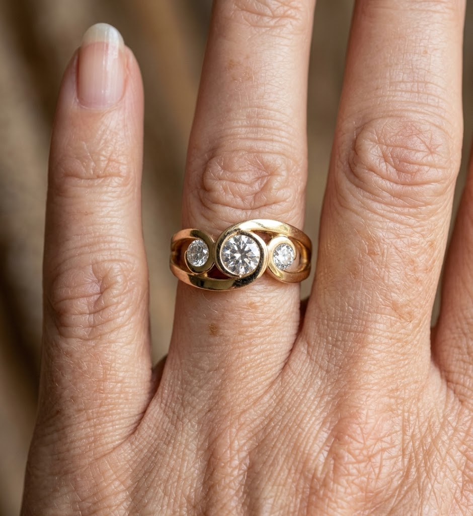 Vintage Inlaid Zirconia Spiral Gold Ring