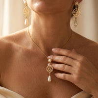 Elegant Floral Pearl Pendant Necklace Golden